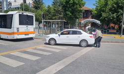 Eskişehir'de yaya geçitine park edilen araçlar tepki topladı