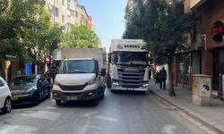 Trafikte akılalmaz dakikalar! Eskişehir'de market kamyoneti trafiği kilitledi