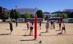 Tepebaşı Belediyesi'nden plaj voleybolu kursu