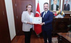 Vali Aksoy emekli polis memuru Ebru Küçük’e başarı belgesi verdi