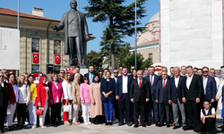 AK Parti, Atatürk Anıtına çelenk bıraktı