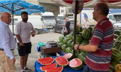 Utku Çakırözer Salı pazarını gezdi