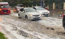 Eskişehir'i etkisi altına alan sağanak yağış hayatı felç etti