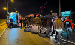 Kamyonetle çarpışan otomobil yan yattı: İçerisindeki yolcular mahsur kaldı