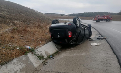 Eskişehir yolunda feci kaza: Islak zeminde kayan otomobil takla attı