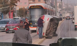 Eskişehir'de kontrolünü kaybeden araç tramvay yoluna devrildi: Seferler durduruldu