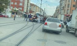 Eskişehir'de motosikletli tramvay yolunda kaza yaptı