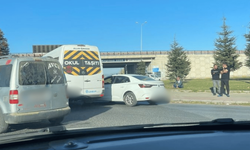 Eskişehir'de servis aracı ile otomobil çarpıştı