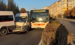 Eskişehir'in göbeğinde yürekleri ağza getiren kaza! Yol trafiğe kapandı