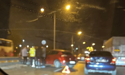 Eskişehir'de trafik kazası: Otomobil refüje çarptı