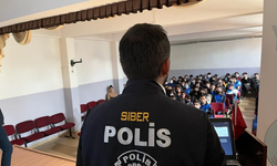 Eskişehir'de polis veli ve öğretmenleri siber suçlara karşı bilgilendirdi