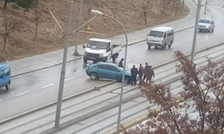 Eskişehir'de kontrolünü kaybeden sürücü tramvay yoluna girdi