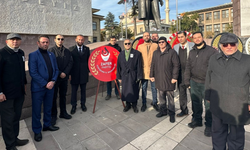 Zafer Partisi Eskişehir İl Başkanı Demir Atatürk anıtına çelenk bıraktı