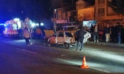 Komşuda otomobille kamyon kafa kafaya çarpıştı: 2 yaralı