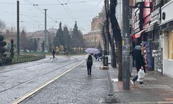 Sağanak yağış Eskişehir'i vurdu: Vatandaşlar hazırlıksız yakalandı