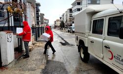 Kızılay Eskişehir yağmura rağmen iyilik dağıtıyor