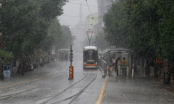 Eskişehir sağanağa teslim: Bu güzergahtaki tramvay seferleri durduruldu