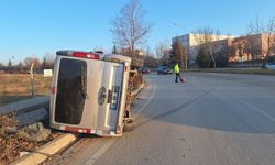 Eskişehir'de kontrolden çıkan minibüs devrildi: Trafik aksadı