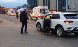 Ambulans ve otomobil çarpıştı: 1 yaralı