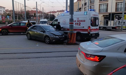 Eskişehir'de aynı yerde yine kaza: Otomobil beton direğe çarptı