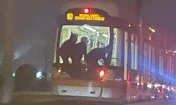 Eskişehir'de tramvaya tutunan çocukların tehlikeli oyunu görenleri korkuttu