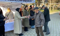 AK Parti Eskişehir Kadın Kolları, Regaip Kandili’nde vatandaşlarla buluştu