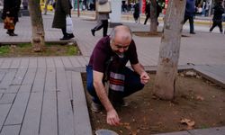 Eskişehir’de Kazım Koyuncu şarkısıyla yerlere izmarit atanları protesto etti