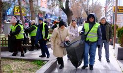 Odunpazarı Kent Konseyi üyeleri Hamamyolu Caddesi’nde sigara izmariti topladı