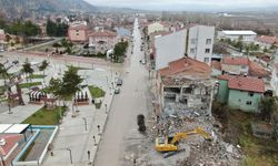 İnönü'de metruk bina yıkıldı, yollar düzenlendi