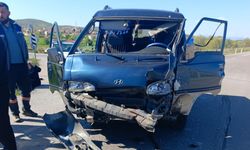 Komşuda minibüs ve karavan çarpıştı: 1 yaralı