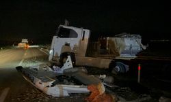 Komşuda tır devrildi, kilolarca balık telef oldu!