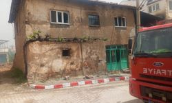Komşuda yangın! 75 yaşındaki adamın evi kullanılamaz hale geldi