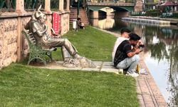 Eskişehir'de heykelin verdiği mesajı onlar anlamadı! Ortaya bu görüntüler çıktı