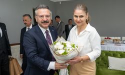 Vali Aksoy, engelli birey annesi ve öğretmeni Neşe Uyguner'le bir araya geldi