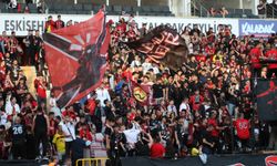 Eskişehirspor’dan 17 yıl sonra gelen zafer kutlaması: Taraftardan siyah-kırmızı manzaralar