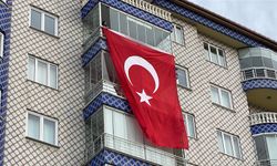 Şehit olan Jandarma Astsubay Emre Polat'ın baba ocağına Türk bayrağı asıldı