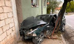 Komşuda ehliyetsiz sürücü polisten kaçarken kaza yaptı