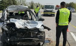 Emirdağ'da tıra çarpan otomobil hurdaya döndü: 1 ölü, 4 yaralı