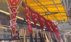Eskişehir esnafı dükkanlarını Türk bayrağıyla donattı