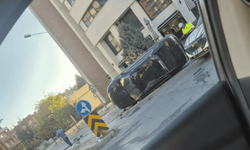 Eskişehir'de trafik ışıklarına çarpan araç hurdaya döndü!