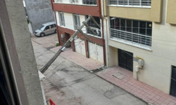 Eskişehir'de bu da oldu: Elektrik direği devrildi!