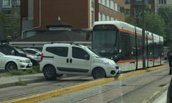 Eskişehir'de otomobil tramvay yoluna girdi!