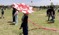 Çocuklar uçurtmalarla gökyüzünü renklendirdi