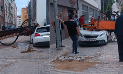 Eskişehir'de panik anları! İş makinası otomobilin üzerine devrildi