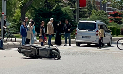Atatürk Bulvarı’nda kaza: Motosiklet yere savruldu