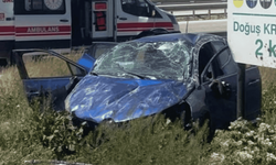 Takla atan otomobil paramparça oldu! 2 kişi yaralandı