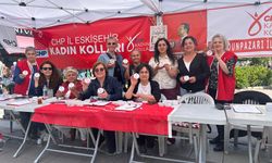 CHP Odunpazarı İlçe Kadın Kolları, Anneler Günü'nde hem imza topladı hem hediyeleşti