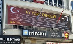 İYİ Parti Eskişehir İl Başkanlığı'na 'Gençliğe Hitabe' asıldı