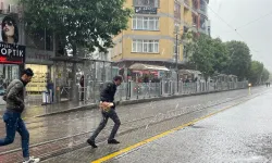 Şemsiyesiz sokağa çıkan pişman oldu! Eskişehir yağmura teslim oldu