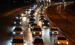 43 ilin geçiş güzergahında gece yarısı trafik yoğunluğu böyle görüntülendi